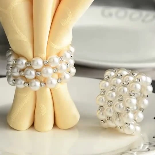 Rond de serviette fait à la main de forme ronde blanche perlée de perle pour le décor de mariage usage quotidien à la maison